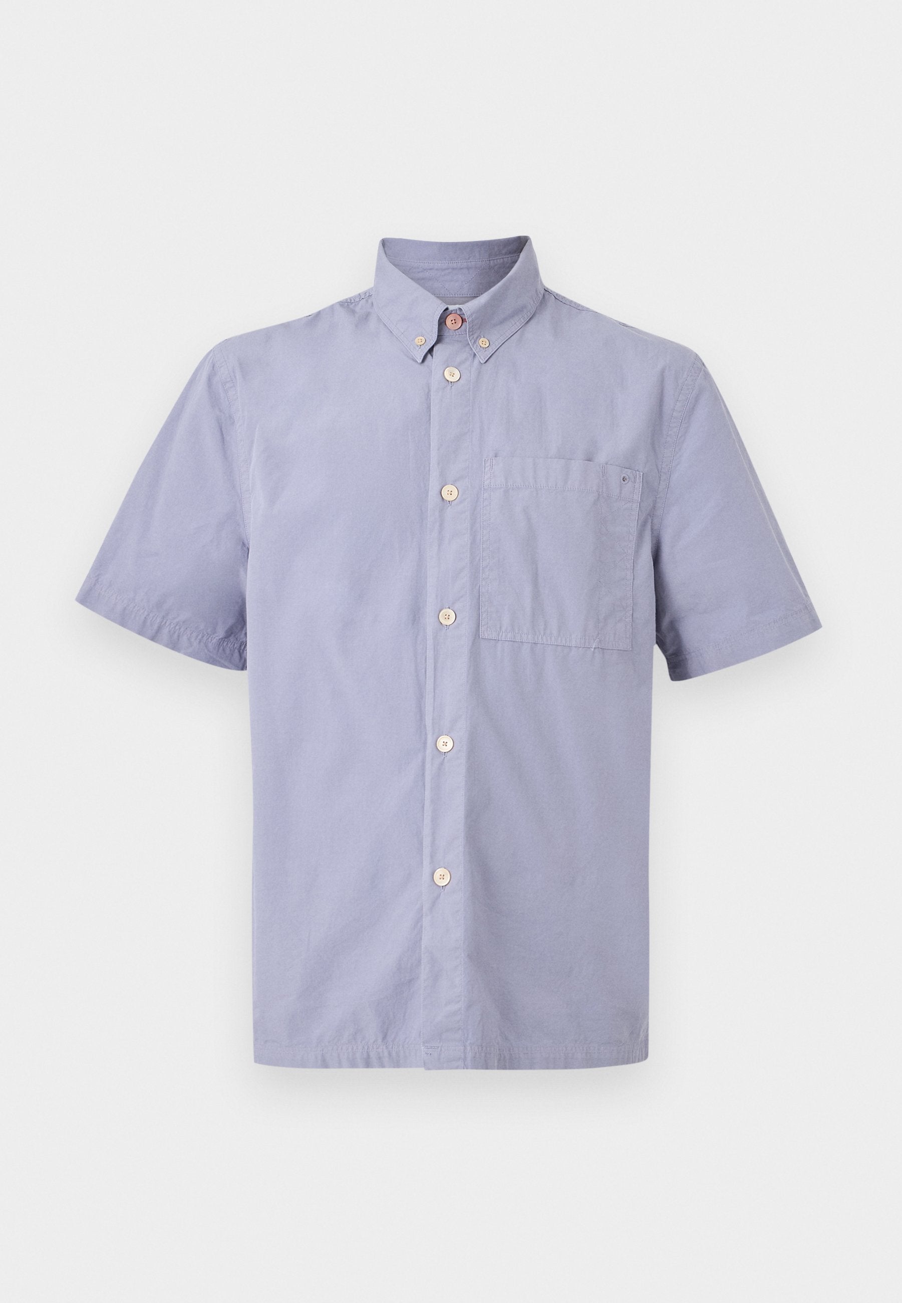 Hellblaues kurzärmeliges Hemd mit Knopfleiste, Button-Down-Kragen und einer Brusttasche vor weißem Hintergrund.