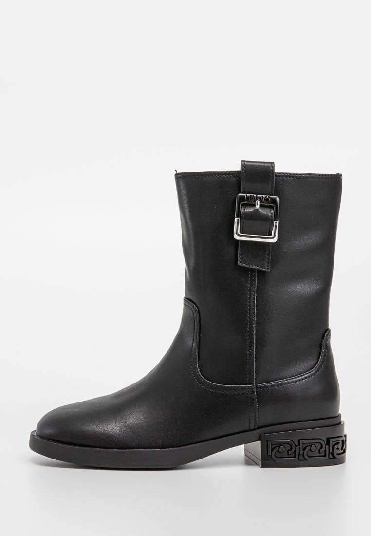 Schwarze Stiefel in Knöchelhöhe aus glattem Leder mit einem seitlichen Schnallendetail und einem Blockabsatz mit einem dekorativen Muster.