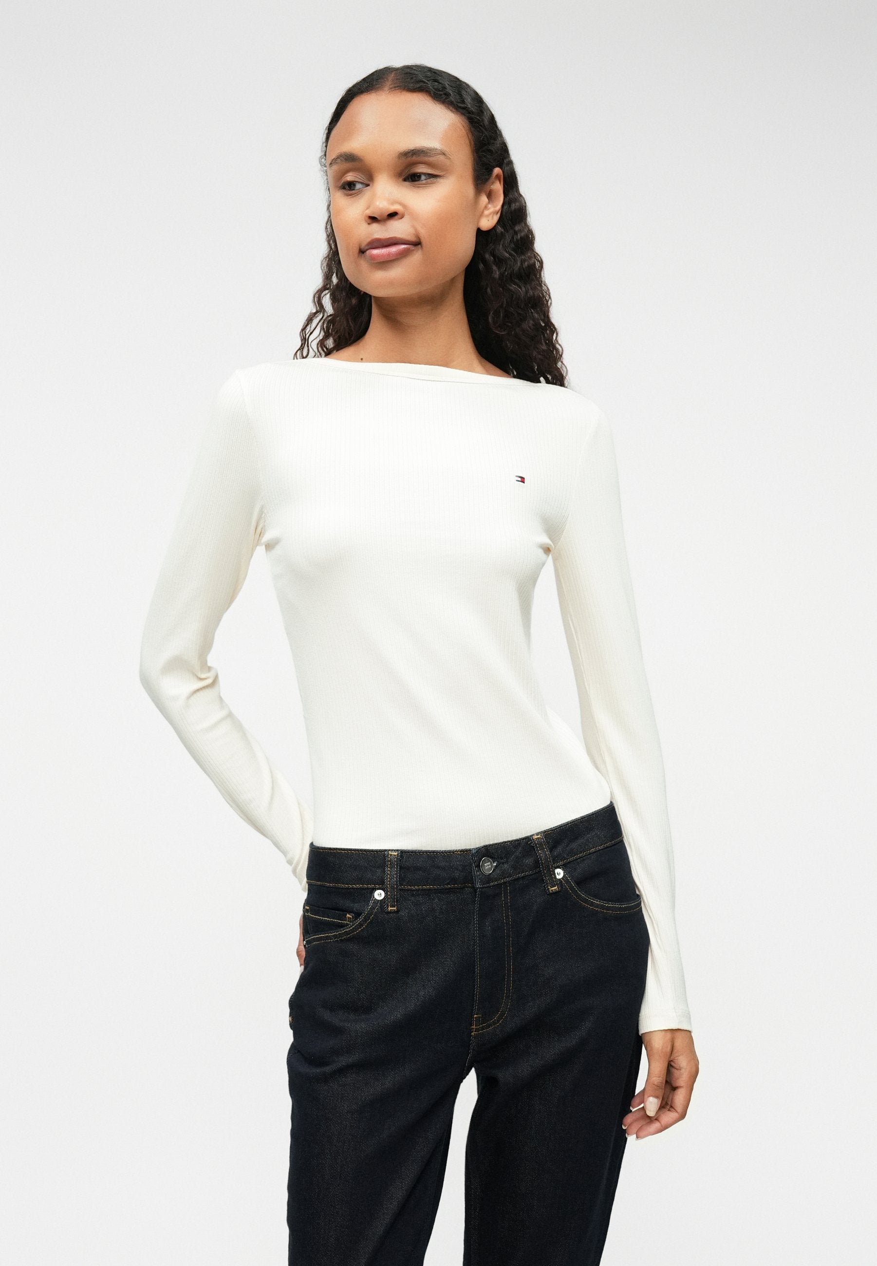 MID RISE SLIM JEANS Media 5