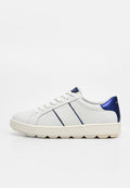 Weißer Ledersneaker mit Perforationen, marineblauen Akzenten an Ferse und Seite, weißen Schnürsenkeln und dicker beiger Sohle, seitlich dargestellt.