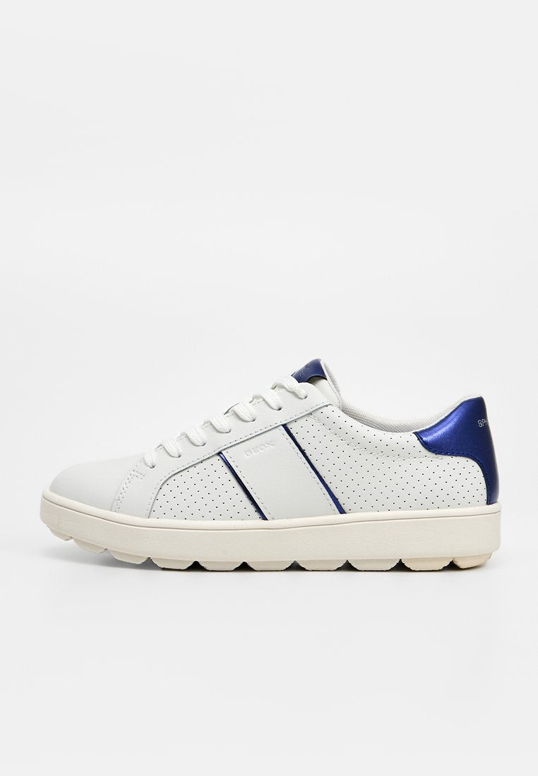 Weißer Ledersneaker mit Perforationen, marineblauen Akzenten an Ferse und Seite, weißen Schnürsenkeln und dicker beiger Sohle, seitlich dargestellt.