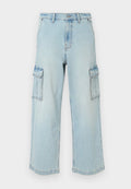 Helle blaue Denim-Cargohosen mit weitem Bein, zwei seitlichen Taschen, Knopfverschluss und einer leicht ausgebleichten Textur.