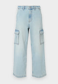 Helle blaue Denim-Cargohosen mit weitem Bein, zwei seitlichen Taschen, Knopfverschluss und einer leicht ausgebleichten Textur.