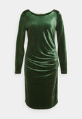 Grünes Samtkleid mit langen Ärmeln, Rundhalsausschnitt und seitlichen Raffungselementen. Glatte Textur, mittellanges Design und dunkle Schulterakzente.