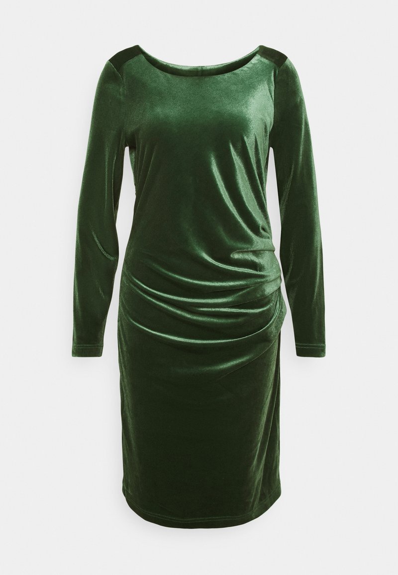 Grünes Samtkleid mit langen Ärmeln, Rundhalsausschnitt und seitlichen Raffungselementen. Glatte Textur, mittellanges Design und dunkle Schulterakzente.