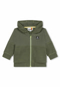 Olivgrüner Hoodie mit einem Reißverschluss vorne, strukturiertem Stoff und einem gelben Akzent-Reißverschluss. Verfügt über eine gerundete Kapuze und gerippte Bündchen.