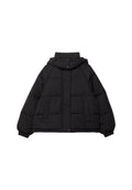 Schwarze Steppjacke mit Kapuze, mit Knopfverschluss, großen Fronttaschen, gestepptem Textur und elastischen Bündchen.
