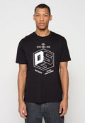 Schwarzes Baumwoll-T-Shirt mit einem Grafikdesign, das ein weißes sechseckiges Logo und den Text "D1E-5EL-HQ GO FAST TURN UNIVERSE" zeigt. Kurze Ärmel, Rundhalsausschnitt.