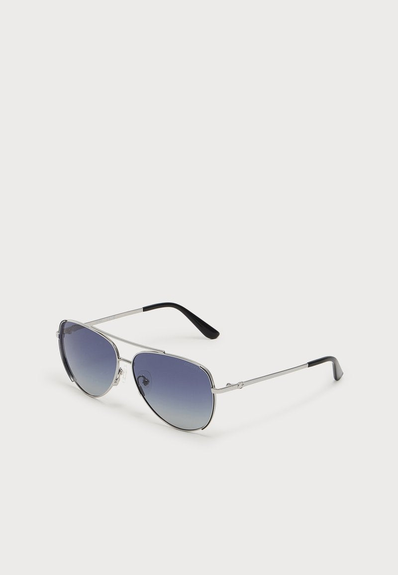 Silbergerahmte Piloten-Sonnenbrille mit blauen Verlaufsgläsern und schwarzen Bügelenden auf einem schlichten hellen Hintergrund.