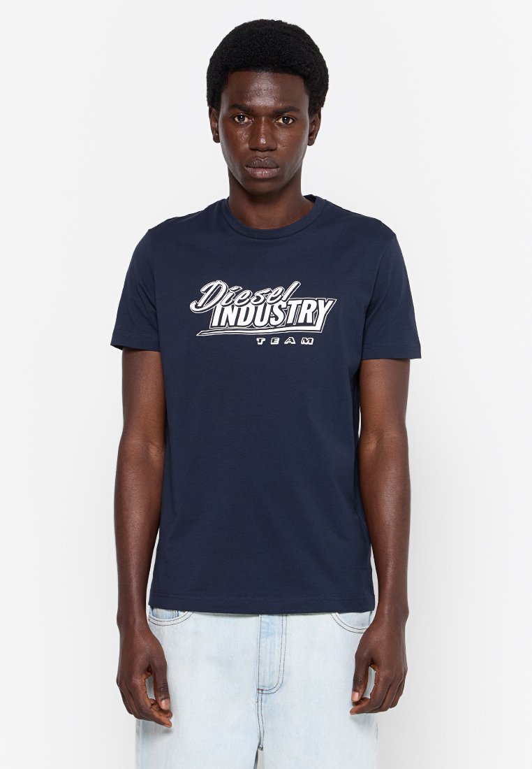 Marineblaues Baumwoll-T-Shirt mit weißem "Diesel Industry Team" Logo, Rundhalsausschnitt, kurzen Ärmeln und normaler Passform.