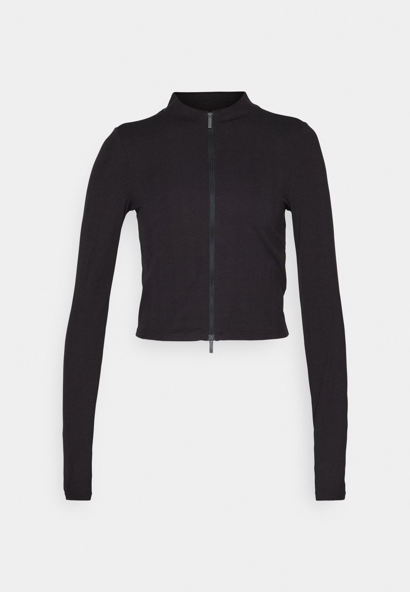 Schwarze, kurze Jacke mit langen Ärmeln, ausgestattet mit einem Stehkragen und einem Frontreißverschluss. Hergestellt aus einem glatten, elastischen Stoff.