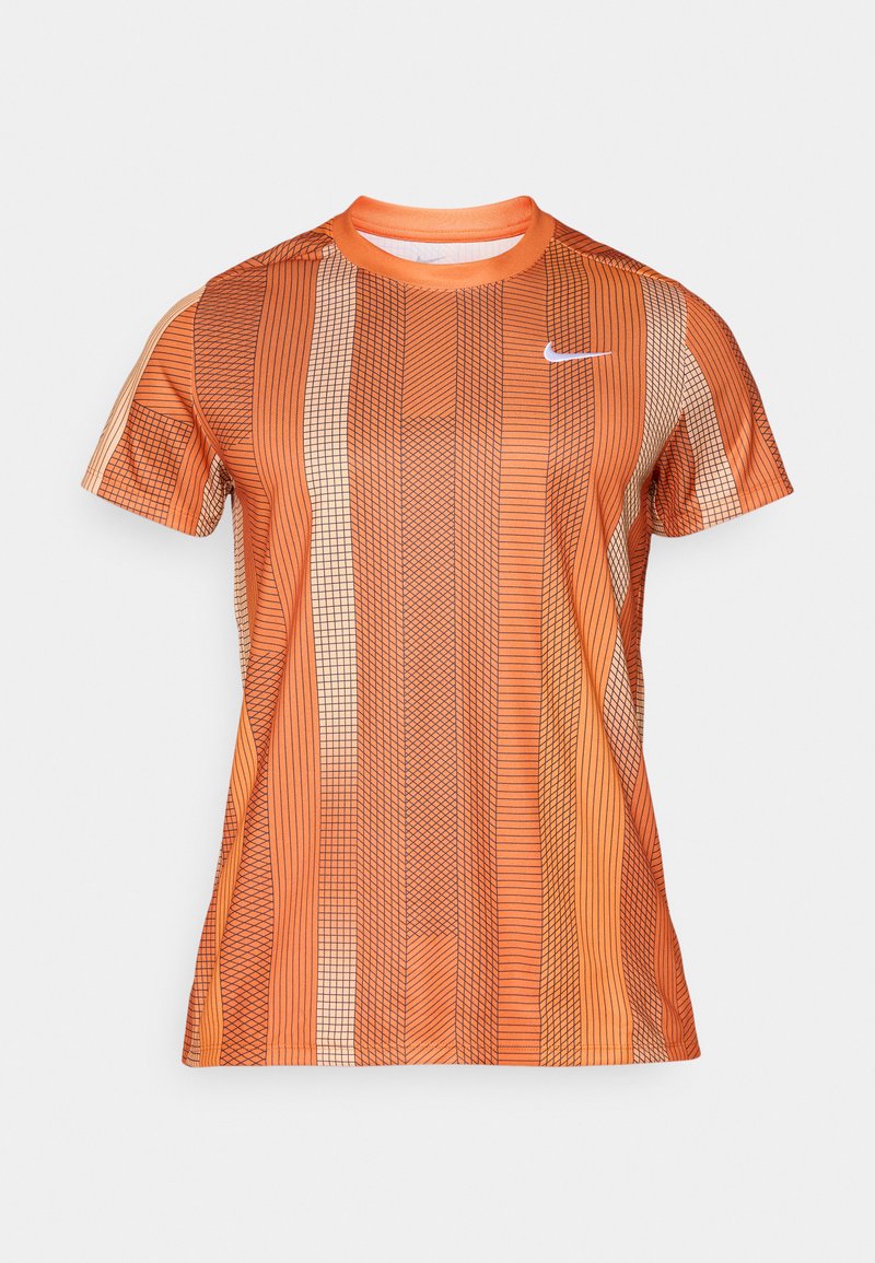 Kurzärmliges orangenes T-Shirt mit vertikalen Streifen in verschiedenen Schattierungen und geometrischen Mustern, mit einem weißen Nike-Logo auf der Brust.