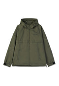 Olivgrüne, leichte Jacke mit Kapuze, vorderem Reißverschluss, zwei zippered Seitentaschen, elastischen Bündchen und einem dezenten Logo auf der Brust.