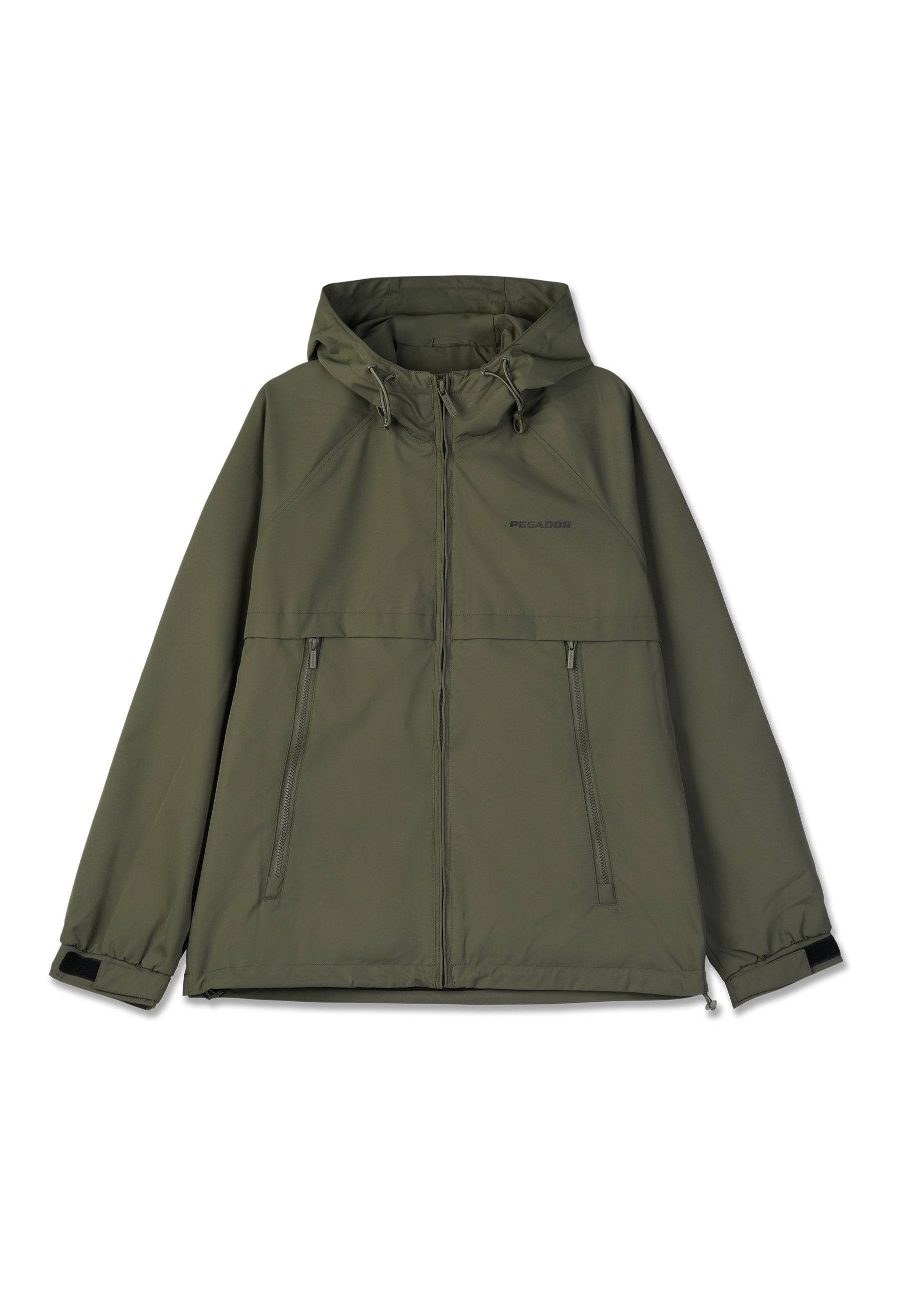 Olivgrüne, leichte Jacke mit Kapuze, vorderem Reißverschluss, zwei zippered Seitentaschen, elastischen Bündchen und einem dezenten Logo auf der Brust.