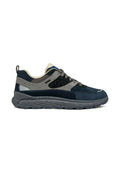 Marineblaues Wildleder-Sneaker mit grauen Akzenten, einer strukturierten Sohle und perforierten Details an der Seite. Verfügt über runde Schnürsenkel und eine Zugschlaufe.