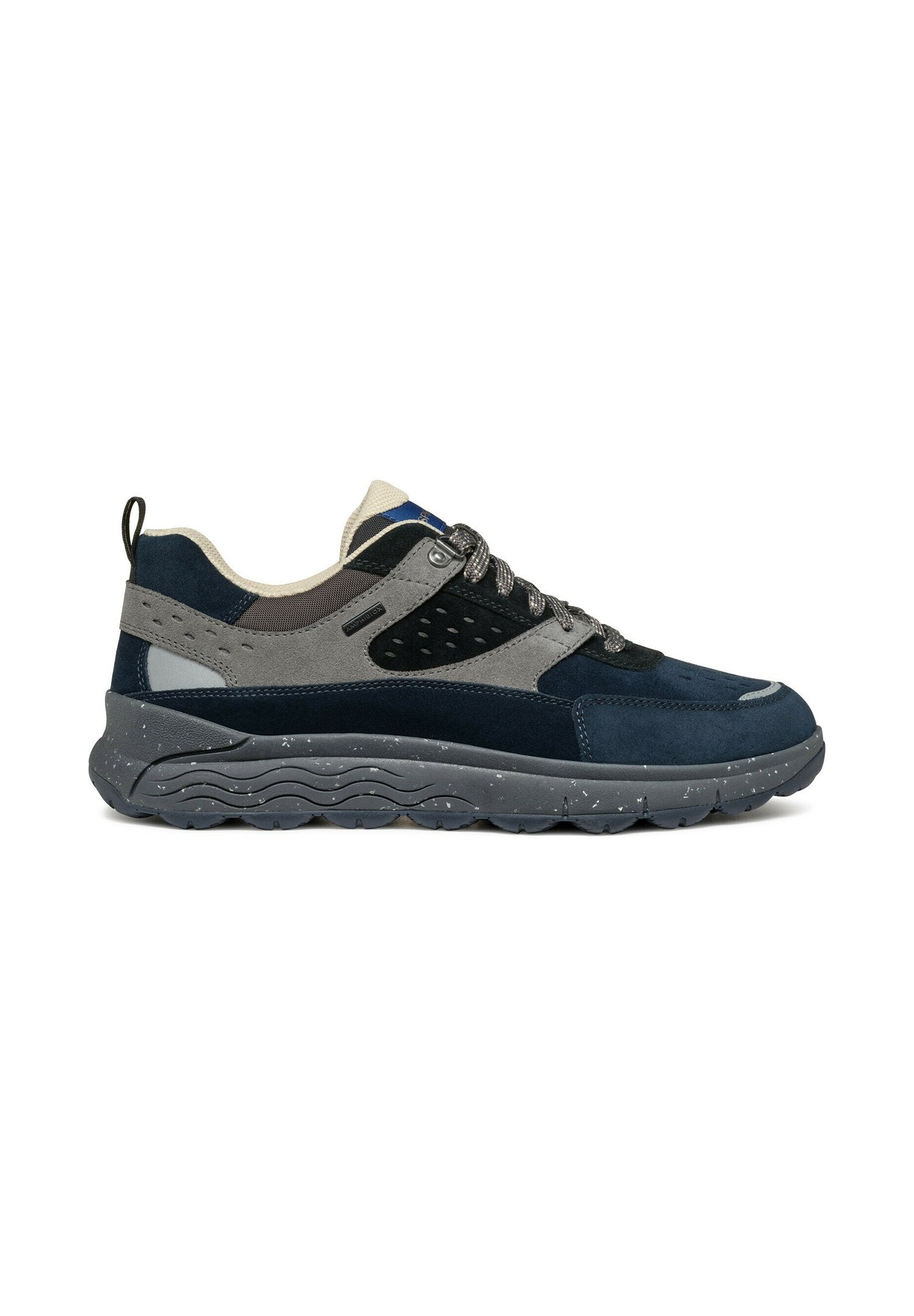 Marineblaues Wildleder-Sneaker mit grauen Akzenten, einer strukturierten Sohle und perforierten Details an der Seite. Verfügt über runde Schnürsenkel und eine Zugschlaufe.