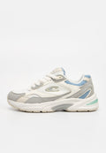 Weißer und grauer Sneakers mit blauen Mesh-Akzenten, dicker Sohle und einem Wellenlogo an der Seite, im rechten Profil auf weißem Hintergrund dargestellt.