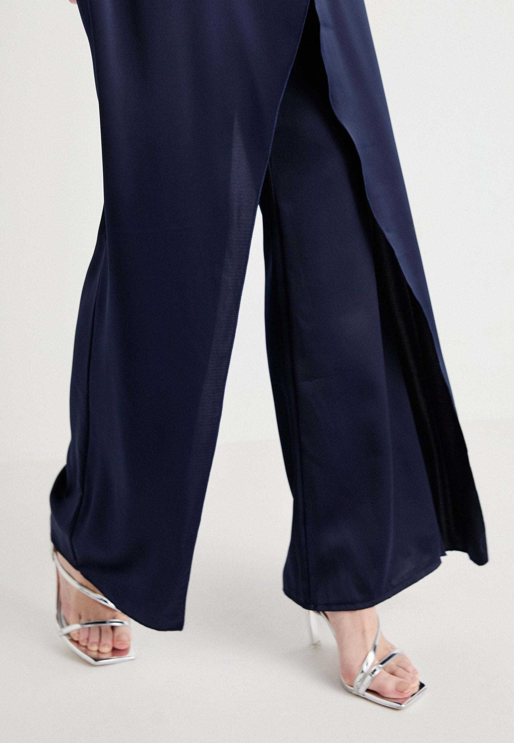WAL G. RAYVEN RUFFLE DETAIL