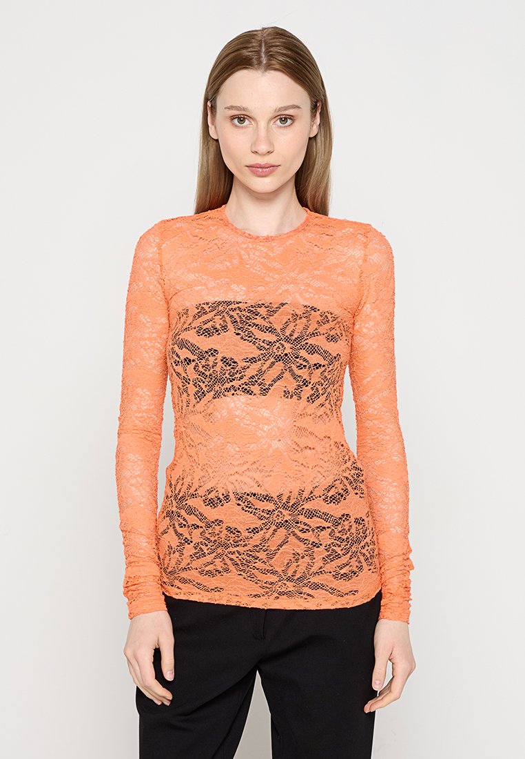Spitzenoberteil mit langen Ärmeln in lebhaftem Orange, das mit intricaten schwarzen Blumenmustern auf der Vorderseite gestaltet ist. Weicher Stoff, figurbetonte Passform, runder Halsausschnitt.