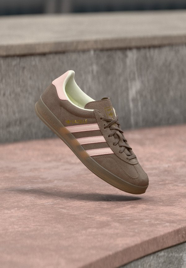 adidas Originals GAZELLE INDOOR - Trainers - earth strata