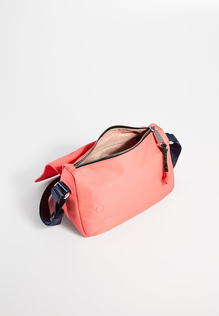 Mandarina Duck STYLE