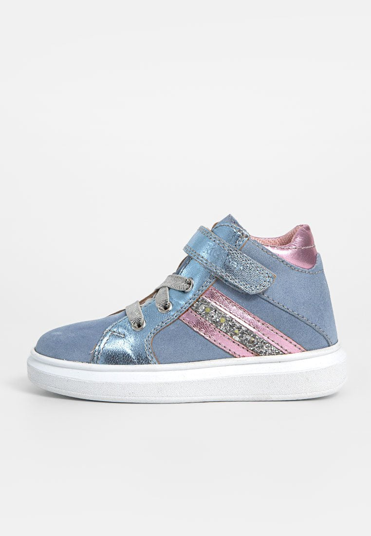 Blaue Wildleder-Hochtop-Sneaker mit metallischen Silber- und Pink-Akzenten, Klettverschluss, Glitzerstreifen und einer weißen Gummisohle.