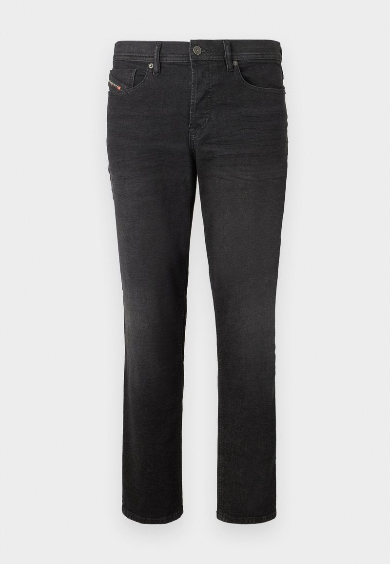 Schwarze Denim-Jeans mit geradem Bein, ausgestattet mit fünf Taschen, einem Knopfverschluss und subtilen Nähdetails auf der Vorderseite.