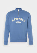Blauer Sweatshirt mit hohem Kragen und Reißverschluss, mit weißem, geschwungenem "NEW YORK"-Text und "SCHOTT"-Label auf der Vorderseite. Weiche Textur.