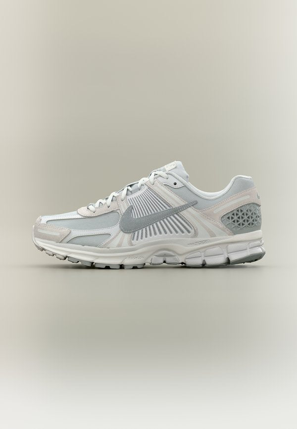 Nike Sportswear ZOOM VOMERO 5 SE - Trainers - vast grey/light smoke grey/platinum-coloured tint/white/black