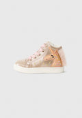 Kinder-Sneaker in glänzendem Pink mit hohen Schaft, pinken Schnürsenkeln, goldenen Stern-Details, einem Einhorn-Patch und einem flauschigen pinken Fersenakzent.