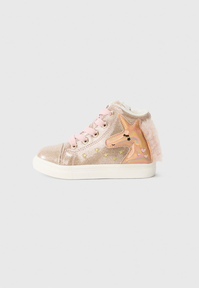 Kinder-Sneaker in glänzendem Pink mit hohen Schaft, pinken Schnürsenkeln, goldenen Stern-Details, einem Einhorn-Patch und einem flauschigen pinken Fersenakzent.