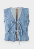 Blaues Denim-Weste mit tiefem V-Ausschnitt, Frontbindung und ärmellosem Design. Mit sichtbaren Nähten und einem rohen Saum.