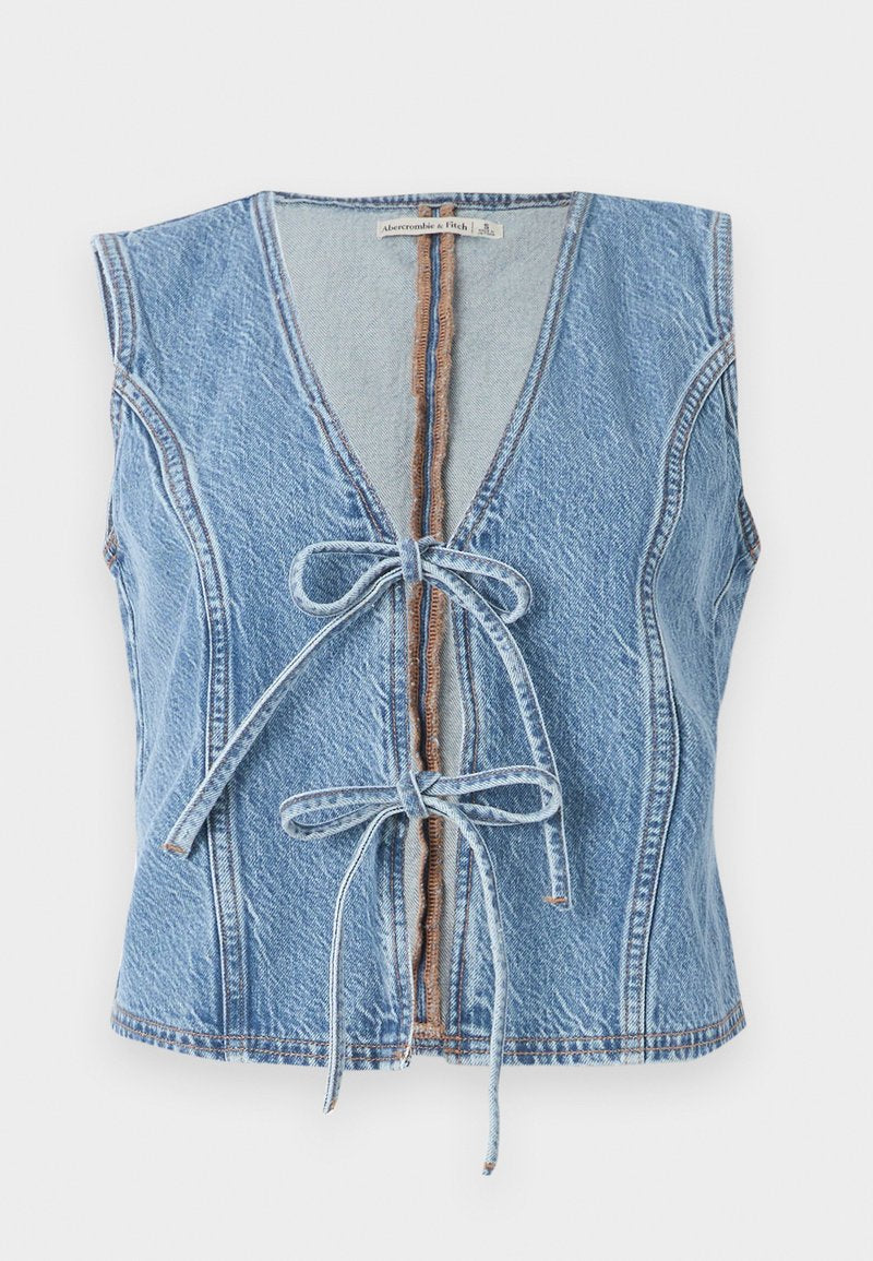 Blaues Denim-Weste mit tiefem V-Ausschnitt, Frontbindung und ärmellosem Design. Mit sichtbaren Nähten und einem rohen Saum.