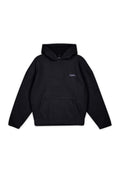 Schwarzer Fleece-Hoodie mit einer Kängurutasche, ausgestattet mit einem lila Logo im linken Brustbereich. Klassisches Kapuzen-Design, strukturierter Stoff.