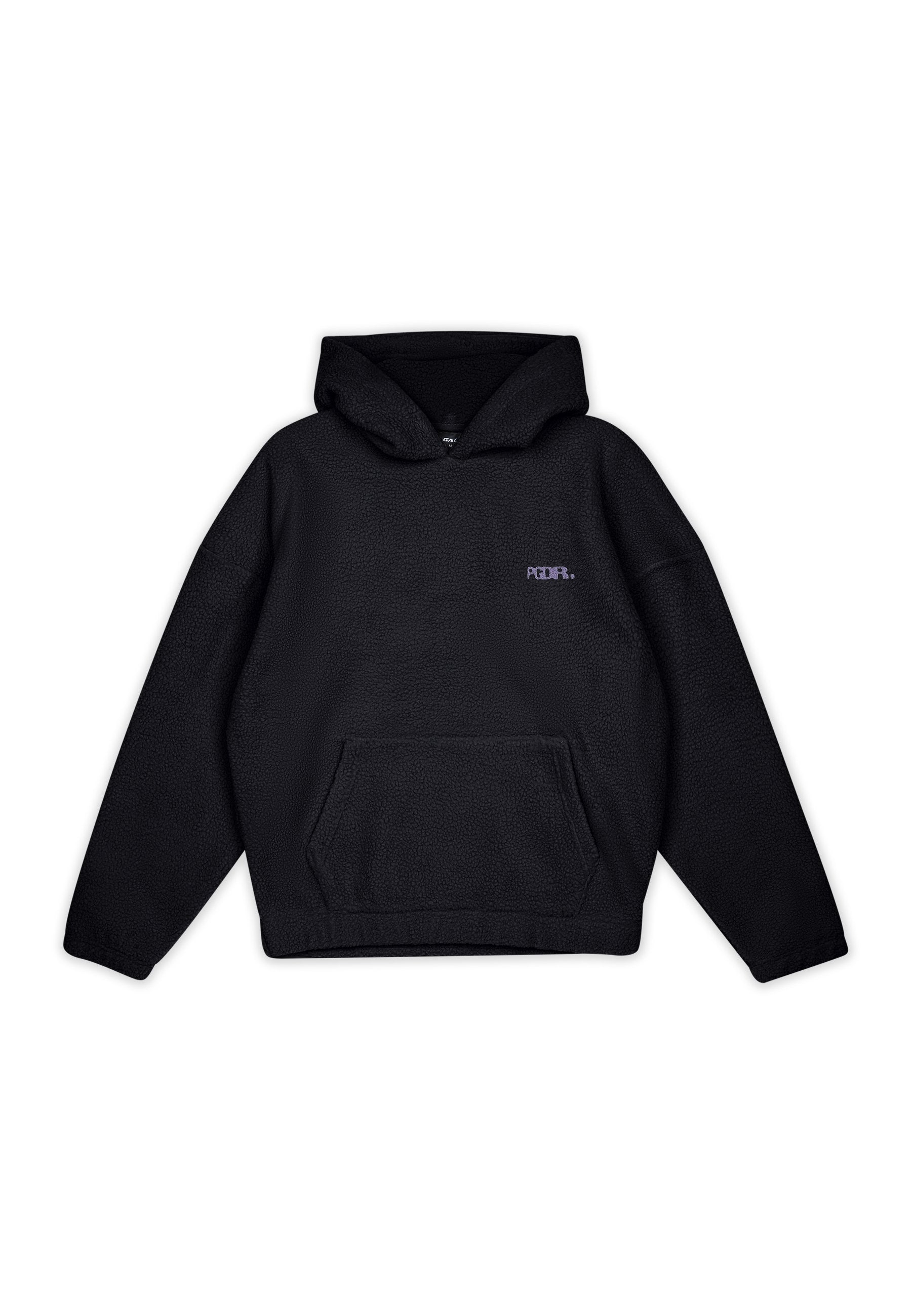 Schwarzer Fleece-Hoodie mit einer Kängurutasche, ausgestattet mit einem lila Logo im linken Brustbereich. Klassisches Kapuzen-Design, strukturierter Stoff.
