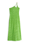 Grünes, einseitiges Kleid aus einem leichten, strukturierten Stoff. Es hat dünne Träger und eine lange, fließende Silhouette.