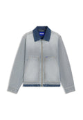Hellblaue Jeansjacke mit dunkelblauem Kragen, Reißverschluss, zwei Fronttaschen, geradem Saum und kontrastierenden Stoffakzenten.
