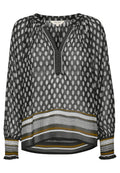 Schwarze Bluse mit weißem Blattmuster, V-Ausschnitt mit gepunktetem Saum, langen Puffärmeln und geschichteten Saum mit gestreiften Akzenten in Grau und Senfgelb.