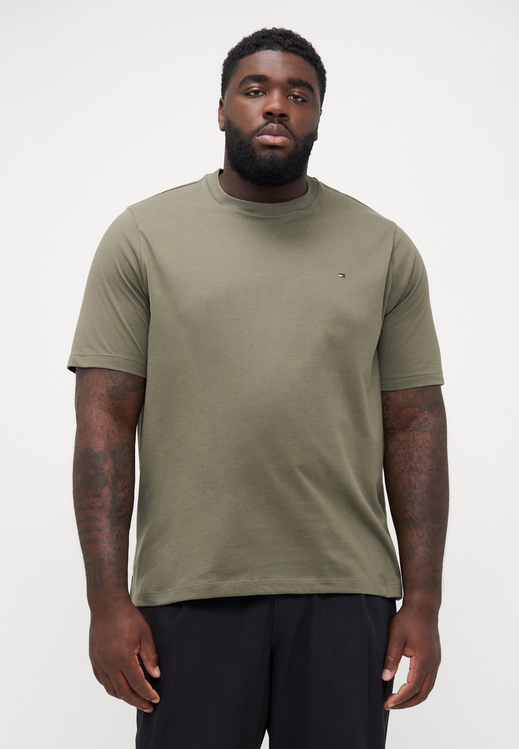 SEASONAL SOLID TEE Media 3