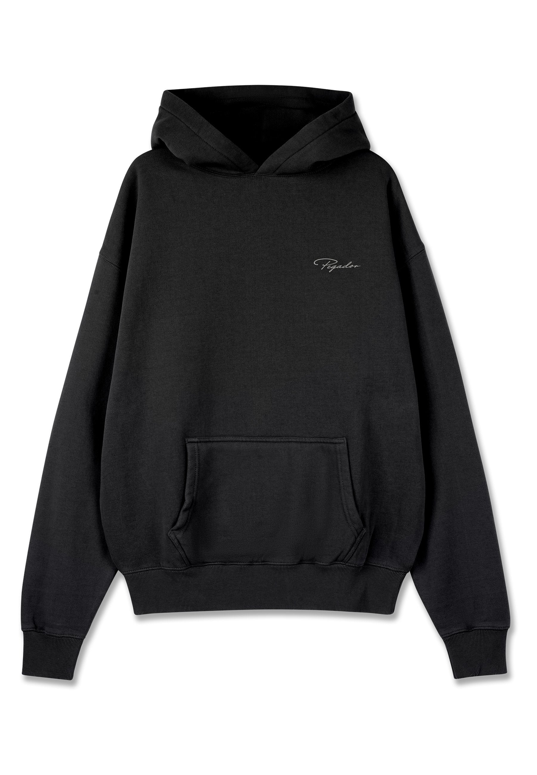 Schwarzer Pullover-Hoodie aus Baumwollmischung, mit einer Front-Känguru-Tasche, gerippten Bündchen und Saum sowie dezentem Logo auf der Brust.