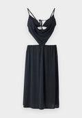 Schwarzes ärmelloses Kleid mit einem drapierten Oberteil und überkreuzten Trägern sowie einem elastischen Taillenbund, das in einen geraden, knielangen Rock übergeht.