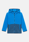 Blaue Fleece-Kapuzenjacke mit Frontreißverschluss und zwei dunkelblauen Taschen, für Kinder entworfen.