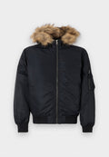 Schwarze Bomberjacke mit einer Kunstfellkapuze, Reißverschluss vorne, gerippten Bündchen und Seitentaschen. Glatte Außenseite mit dezentem Glanz.