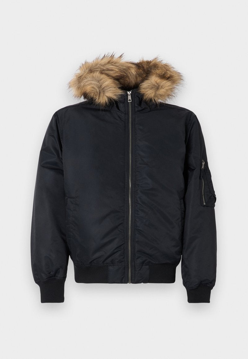 Schwarze Bomberjacke mit einer Kunstfellkapuze, Reißverschluss vorne, gerippten Bündchen und Seitentaschen. Glatte Außenseite mit dezentem Glanz.