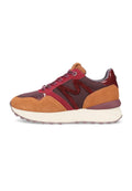 Sneaker mit einem maroonfarbigen Mesh-Obermaterial und braunen Wildleder-Akzenten, ausgestattet mit burgunderfarbigen Schnürsenkeln, einer weißen Zwischensohle und einer strukturierten Gummisohle.