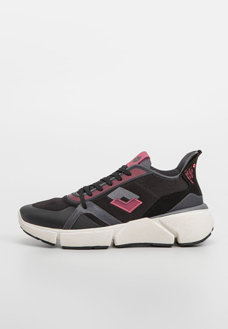 Schwarze und graue Sneaker mit einem Obermaterial aus Mesh und Synthetik, rosa Akzenten, einer klobigen weißen Sohle und strukturierten Einsätzen für besseren Halt.