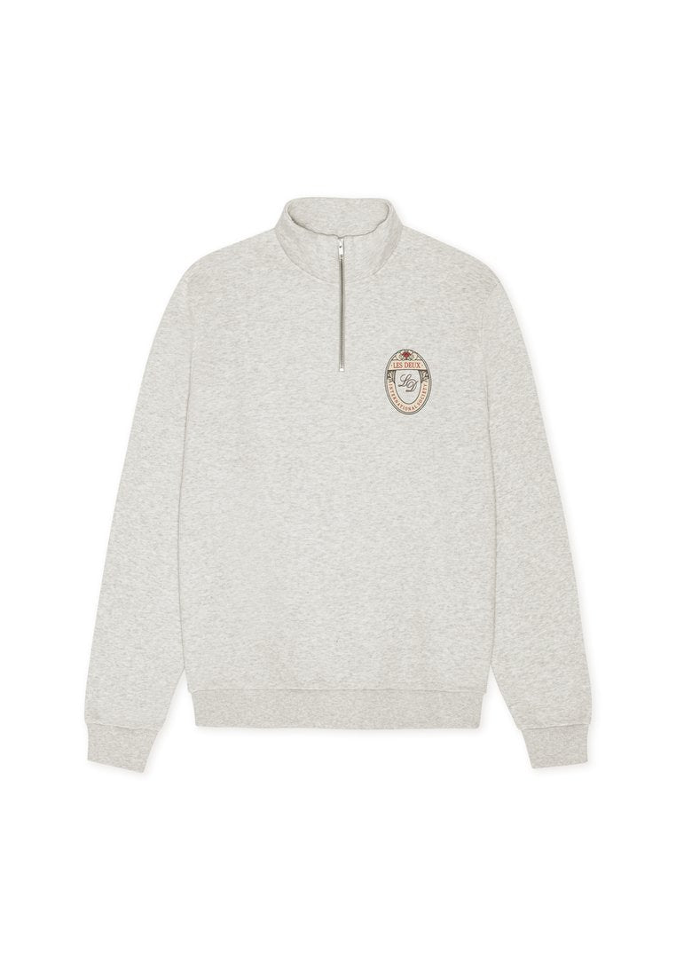 Hellgrauer Fleece-Pullover mit hohem Kragen, halbem Reißverschluss und rundem Logo auf der linken Brust. Gerippte Bündchen und Saum.