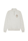 Hellgrauer Fleece-Pullover mit hohem Kragen, halbem Reißverschluss und rundem Logo auf der linken Brust. Gerippte Bündchen und Saum.