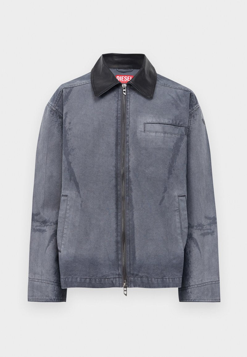 Graue Zip-Jacke mit schwarzem Lederkragen, zwei seitlichen Taschen und einer Brusttasche, versehen mit einem roten Diesel-Label im Kragen.