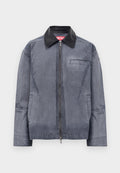 Graue Zip-Jacke mit schwarzem Lederkragen, zwei seitlichen Taschen und einer Brusttasche, versehen mit einem roten Diesel-Label im Kragen.